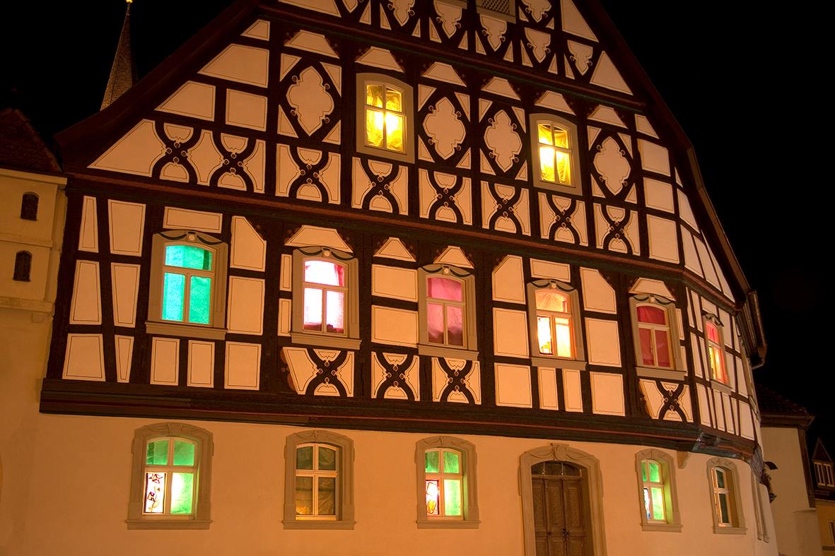 Leider haben wir keinen Titel zu diesem Bild. Wir arbeiten daran und bitten um Ihr Verständnis. Adventskalendereröffnung am Heimatspielhaus